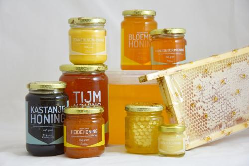 verschillende rauwe honing soorten van de werkbij