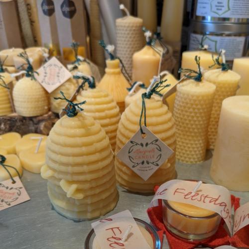 kaarsen van bijenwas in verschillende vormen